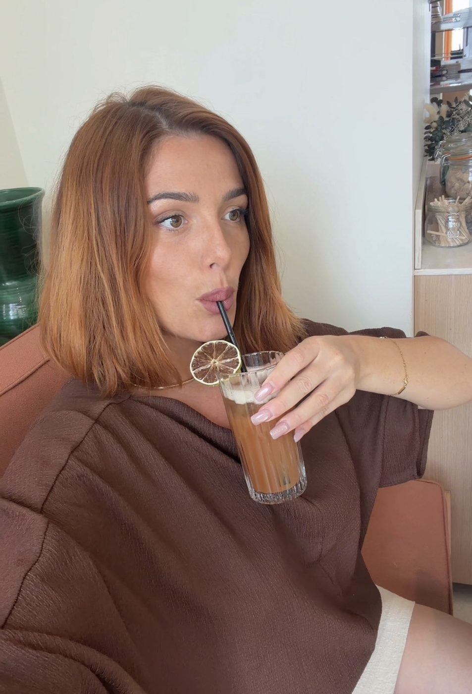 Kathleen boit une boisson pendant le tournage d'une vidéo UGC